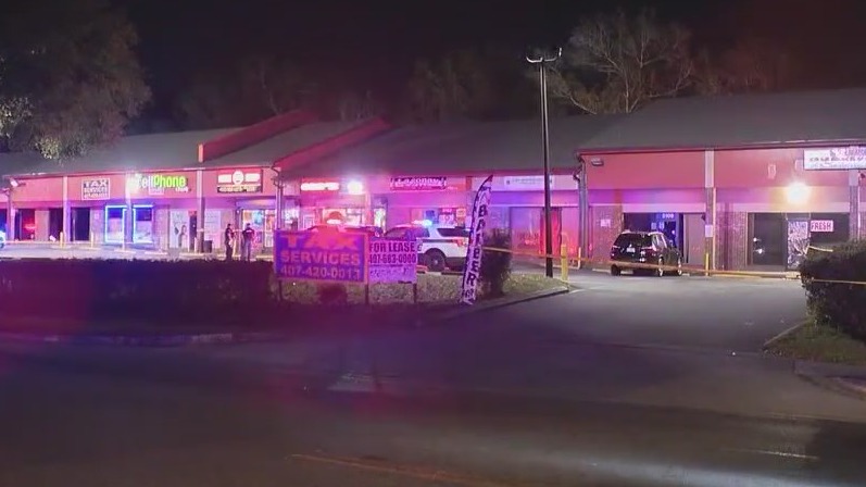 Police searching for suspects after deadly shooting outside Orlando shopping center